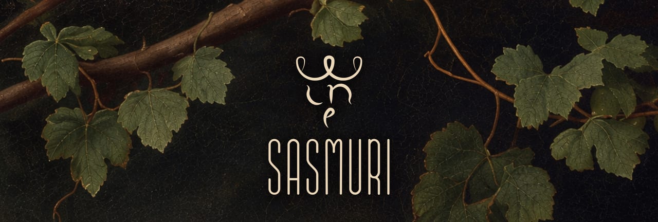 Sasmuri-ს ოქროსფერი ლოგოტიპი და ემბლემა ვაზის ფოთლებს შორის მუქ ფონზე